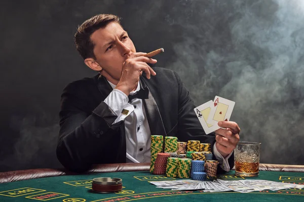 Elegant Fellow Black Slassic Suit White Shirt Playing Poker Sitting — Φωτογραφία Αρχείου