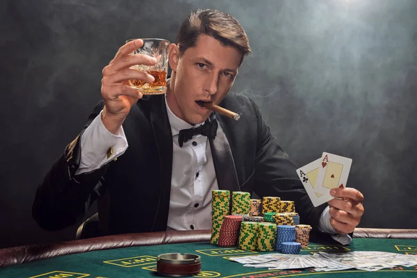 Elegant Male Black Slassic Suit White Shirt Playing Poker Sitting — Φωτογραφία Αρχείου