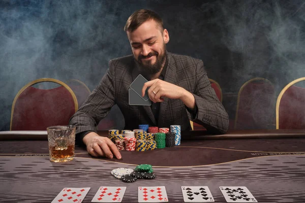 Бородата Людина Сірому Костюмі Грає Покер Сидячи Столом Казино Диму — стокове фото