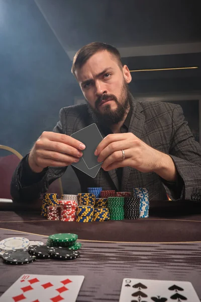 Ein Bärtiger Mann Grauen Anzug Pokert Tisch Casino Rauch Hält — Stockfoto