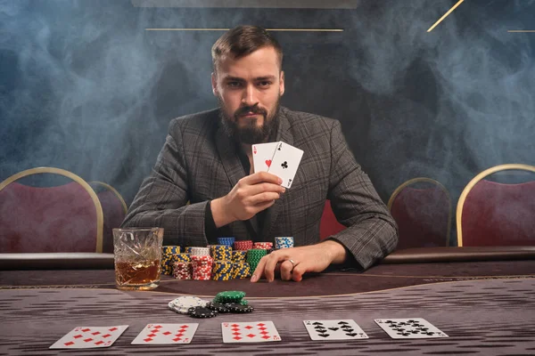 Bearded Male Gray Suit Playing Poker Sitting Table Casino Smoke — Stockfoto
