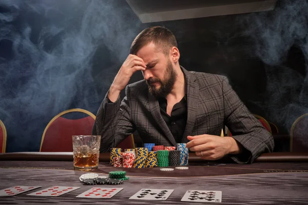 Ein Bärtiger Mann Grauen Anzug Pokert Tisch Casino Rauch Schloss — Stockfoto