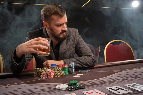 Бородатий Чоловік Сірому Костюмі Грає Покер Сидячи Столом Казино Диму — стокове фото