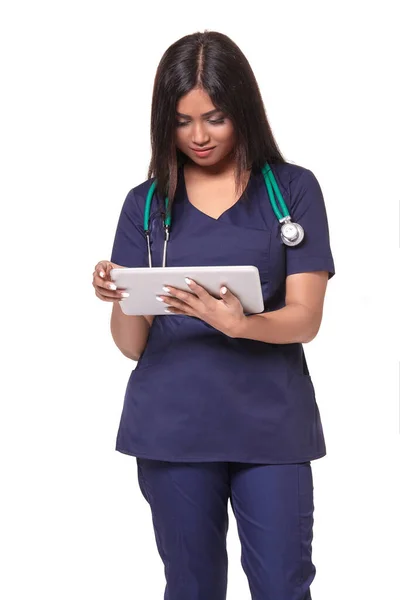 Portret Młodego Lekarza Indyjskie Kobiety Stetoskop Szyi Białym Tle Ona — Zdjęcie stockowe