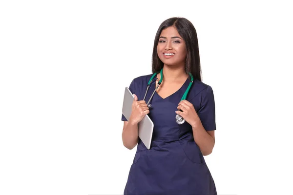 Portrét Ženy Mladý Indický Lékař Stetoskopem Kolem Krku Izolovaných Bílém — Stock fotografie