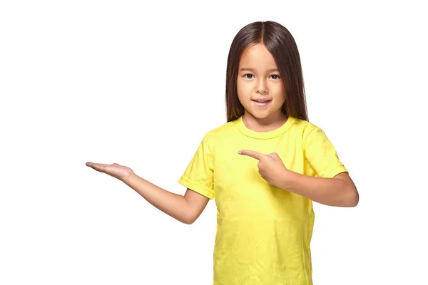 Маленька Дівчинка Жовтій Футболці Тримає Руку Показує Простір Копіювання Вашого — стокове фото