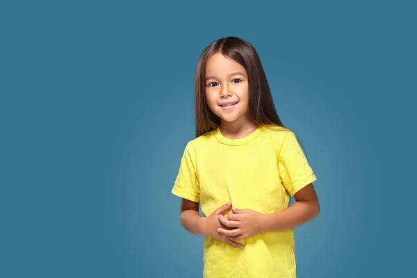 Маленька Дівчинка Жовтій Футболці Посміхається Синьому Фоні — стокове фото