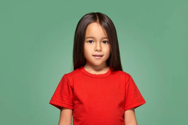 Little Girl Red Shirt Smiling Red Shirt Green Background — ストック写真