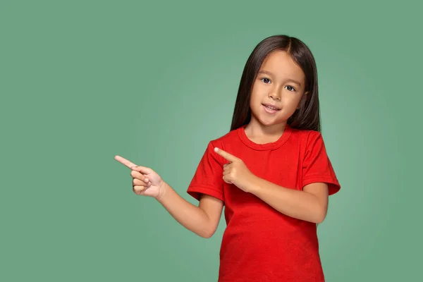 Little Girl Fingers Side Green Background — ストック写真