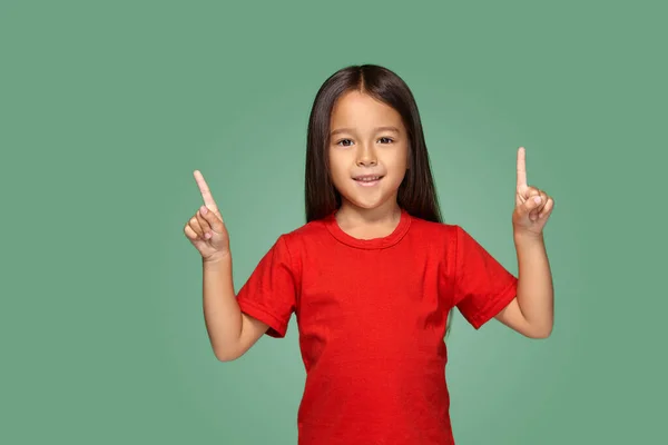 Little Girl Fingers Side Green Background — ストック写真