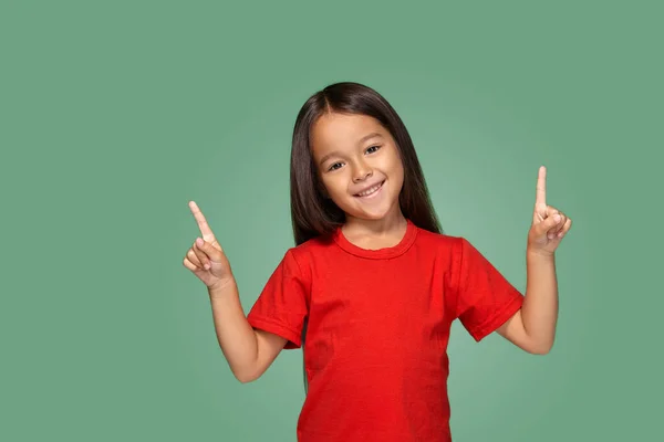 Little Girl Red Shirt Finger Green Background — ストック写真