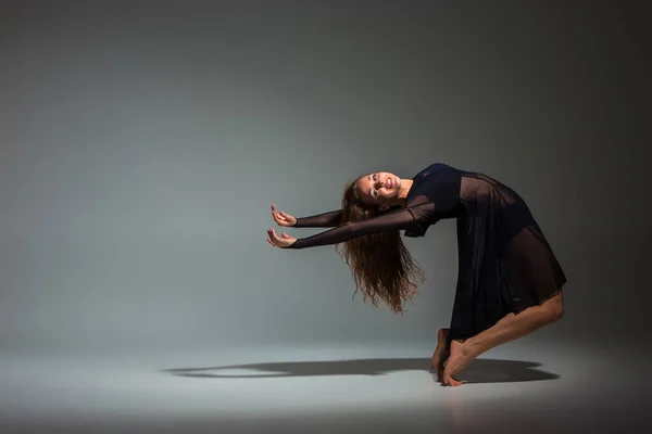 Young Beautiful Dancer Black Dress Posing Dark Gray Studio Background — Foto Stock