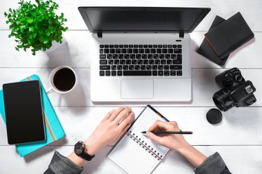 Bilgisayarda Office çalışan işkadını havai görünümü. Metin için yer. Blog için idealdir. Düz yatıyordu