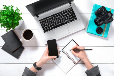 Bilgisayarda Office çalışan işkadını havai görünümü. Metin için yer. Blog için idealdir. Düz yatıyordu