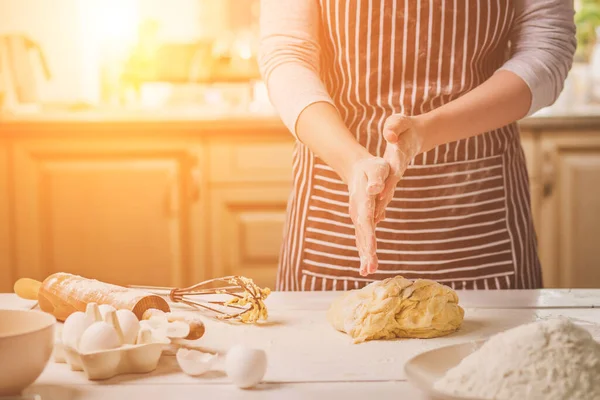 Kadın tokat elleri hamur closeup yukarıda. Onun ekmek, bitirme Baker unundan elleri, metin için boş alan sallamak. Ev yapımı ekmek pişirme işlemi kavramı,
