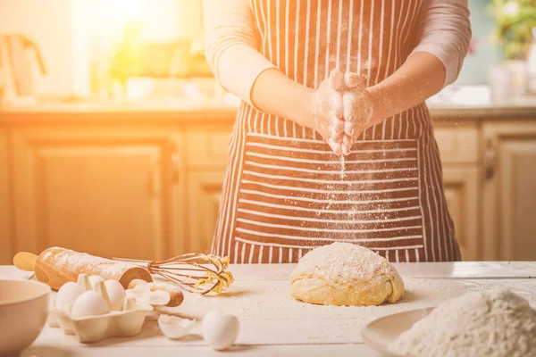 Женщина Ударила Руке Крупным Планом Теста Бейкер Заканчивает Свою Пекарню — стоковое фото