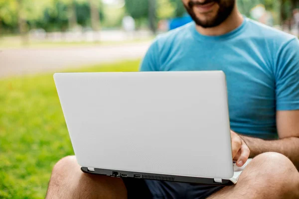 Young Man Using Typing Laptop Computer Summer Grass Freelancer Working — Zdjęcie stockowe