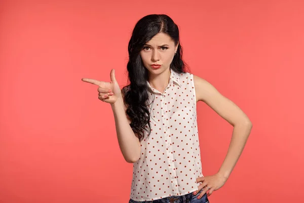 Estúdio Tiro Uma Menina Graciosa Pequenina Vestindo Casual Blusa Branca — Fotografia de Stock