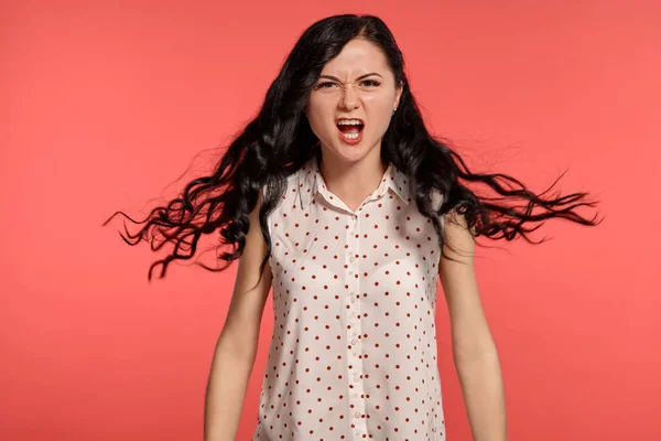 Foto Estudio Una Hermosa Adolescente Gritando Vistiendo Una Blusa Casual —  Fotos de Stock