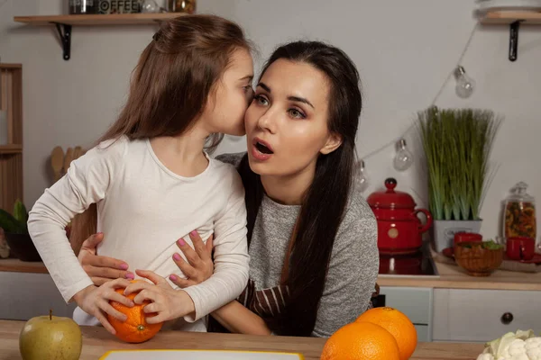 Mutlu Sevgi Dolu Aile Birlikte Yemek Pişiriyor Sevgili Anne Kızı — Stok fotoğraf