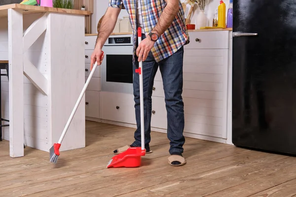 Foto Profesional Joven Hombre Barbudo Guapo Cocina Con Camisa Cuadros — Foto de Stock