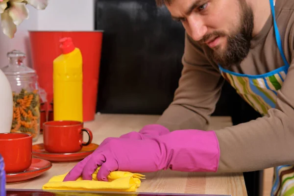 Close Immagine Giovane Uomo Caucasico Barbuto Cucina Con Indosso Grembiule — Foto Stock