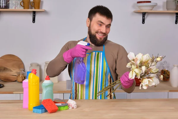 Imagem Jovem Caucasiano Barbudo Cozinha Ele Faz Pouca Apresentação Todos — Fotografia de Stock