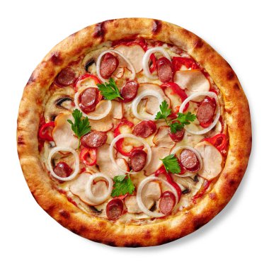 Mozarella peynirli lezzetli pizza ve füme tavuk filetosu doldurma, sosis, mantar, dolma biber, soğan ve yeşillikler beyaz arka planda, üst manzara