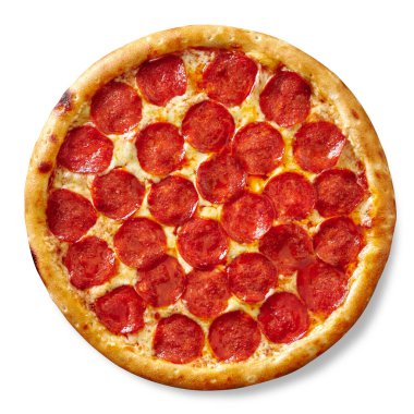 İnce dilimlenmiş sosis, domates sosu, erimiş mozzarella peyniri ve beyaz arka planda izole edilmiş gevrek kahverengi hamurlu pizza.