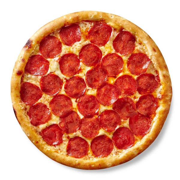 İnce dilimlenmiş sosis, domates sosu, erimiş mozzarella peyniri ve beyaz arka planda izole edilmiş gevrek kahverengi hamurlu pizza.