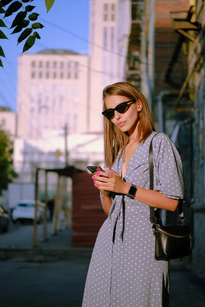 Wunderschöne Blonde Frau Einem Langen Blauen Kleid Mit Tupfen Uhr — Stockfoto