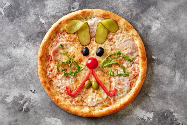 Lustige Leckere Pizza Mit Geschmolzenem Mozzarella Schinken Und Süßer Hasenschnauze — Stockfoto