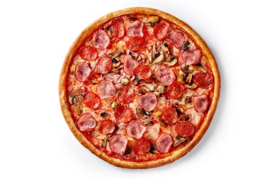 İki çeşit sosis dilimi, mantar ve soğan ile kaplı kahverengi mozzarella ve pelati soslu iştah açıcı pizza beyaz arka planda izole edilmiş. Popüler İtalyan mutfağı