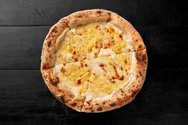 Apetyczna Pizza Pikantnym Serem Cienkim Klasycznym Cieście Brązową Krawędzią Zwieńczoną — Zdjęcie stockowe