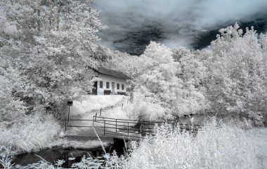 Kilit bekçisinin evini kızılötesi görüntü olarak göster