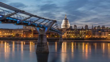Londra 'daki Milenyum Köprüsü ve St. Paul Katedrali' nin Panoramik Manzarası
