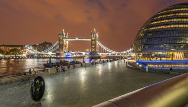 gece Londra Tower Köprüsü