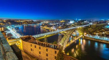 Porto, Portekiz 'in ünlü I. Luis Köprüsü ve Douro Nehri ile panoramik şehir manzarası