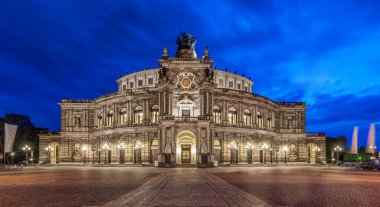 Alacakaranlıkta dramatik gökyüzü ile Dresden Semperoper