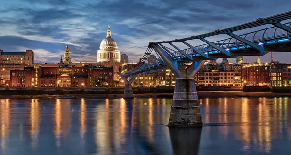 Blick Auf Die Millenniumsbrücke Und Die Paul Kathedrale London — Stockfoto
