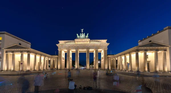 夜のベルリンの有名なブランデンブルグのパノラマ — ストック写真