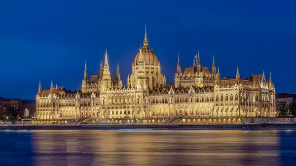 Budapest Parlament Épülete Dunával Kék Órában — Stock Fotó