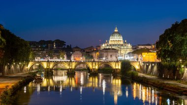 Vatikan Şehri, Roma, İtalya, Aziz Peter Bazilikası 'nın Güzel Canlı Gece Panoraması, Yaz' da Dusk 'ta Ponte Sant Angelo ve Tiber Nehri. Aziz Peter 'ın Papalık Bazilikasının Yansıması