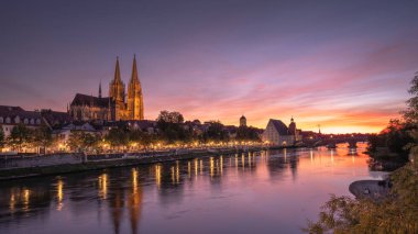 Günbatımında Tuna ve St. Peter Katedrali ile Regensburg