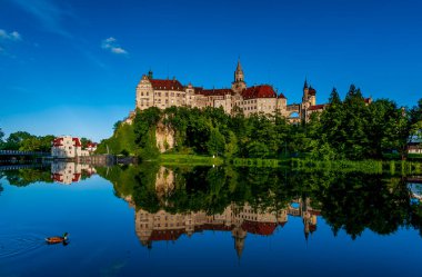 Baden-Wurttemberg 'deki Tuna Nehri kıyısındaki Sigmaringen Şatosu