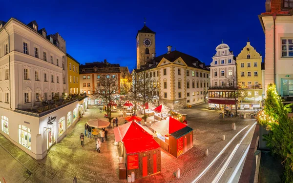 夜のレーゲンスブルクの伝統的なクリスマスマーケット — ストック写真