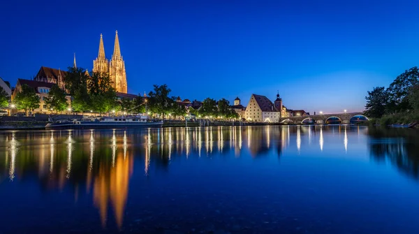 Altstadt Regensburg Beleuchteter Dom Und Steinbrücke Zur Blauen Stunde Mit — Stockfoto