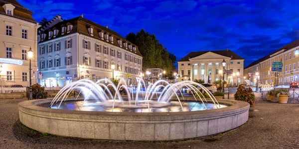 青の時間にレーゲンスブルクのBismarckplatz — ストック写真