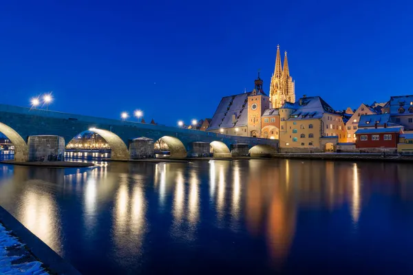 聖ピーターズ大聖堂と石の橋と冬のレーゲンスブルク — ストック写真