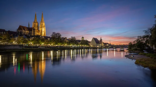 Regensburg Bei Sonnenuntergang Mit Der Donau Und Dem Petersdom — Stockfoto